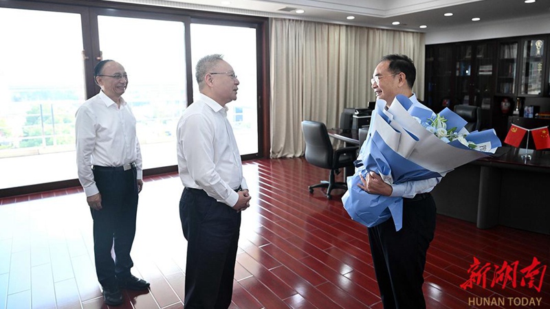 湖南省委书记沈晓明走访慰问UG环球装备天使投资人易小刚